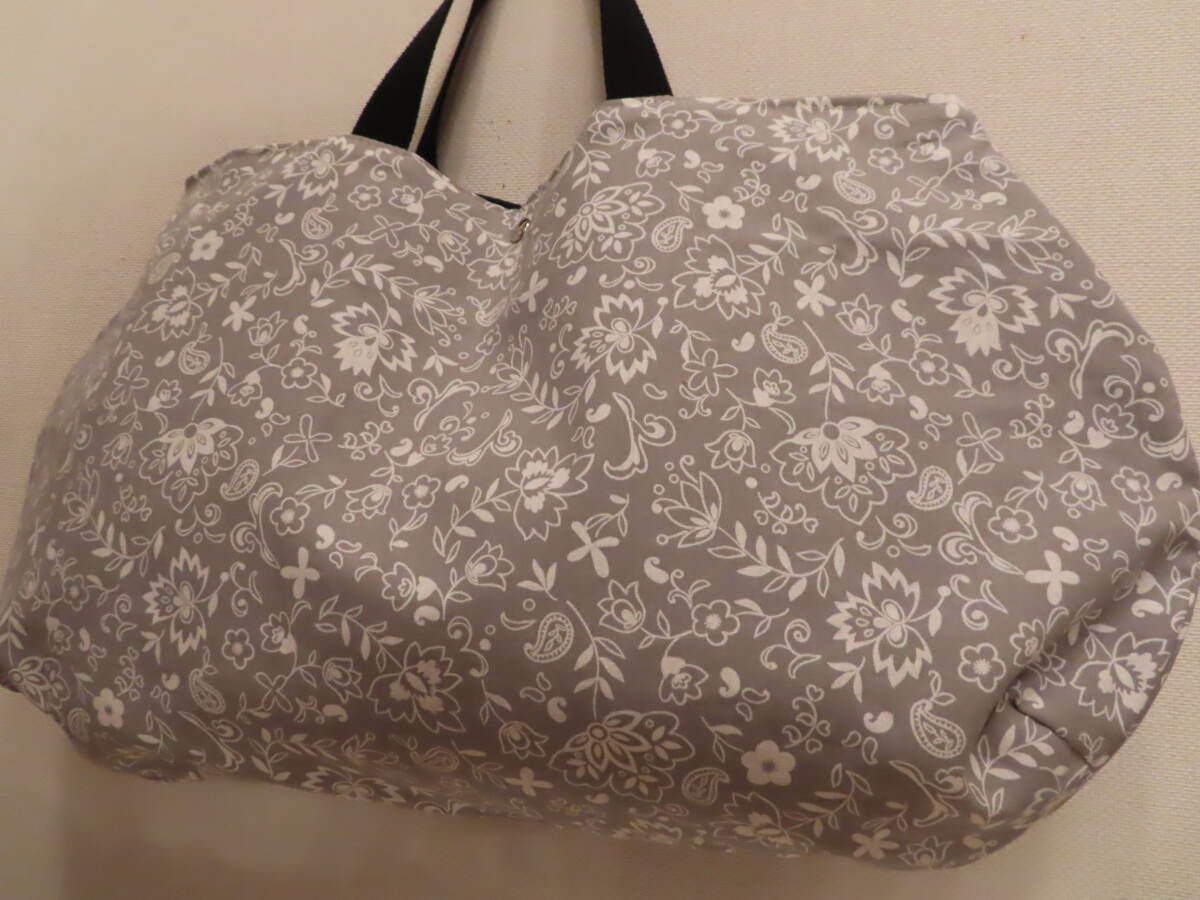 21 ハンドメイド ころんと丸い 大きい 手提げトートバッグ 内布 撥水加工 オリエンタル グレー花 プリント柄 _画像6