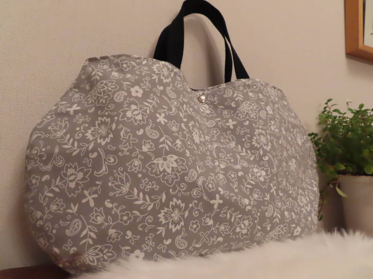 21 ハンドメイド ころんと丸い 大きい 手提げトートバッグ 内布 撥水加工 オリエンタル グレー花 プリント柄 _画像2
