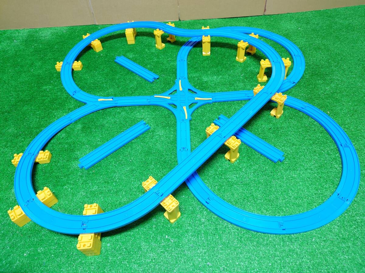 プラレール　クローバー レイアウト　直線レール　1/2直線レール　曲線レール　8の字ポイントレール　交差ポイントレール　ブロック橋脚 _画像1