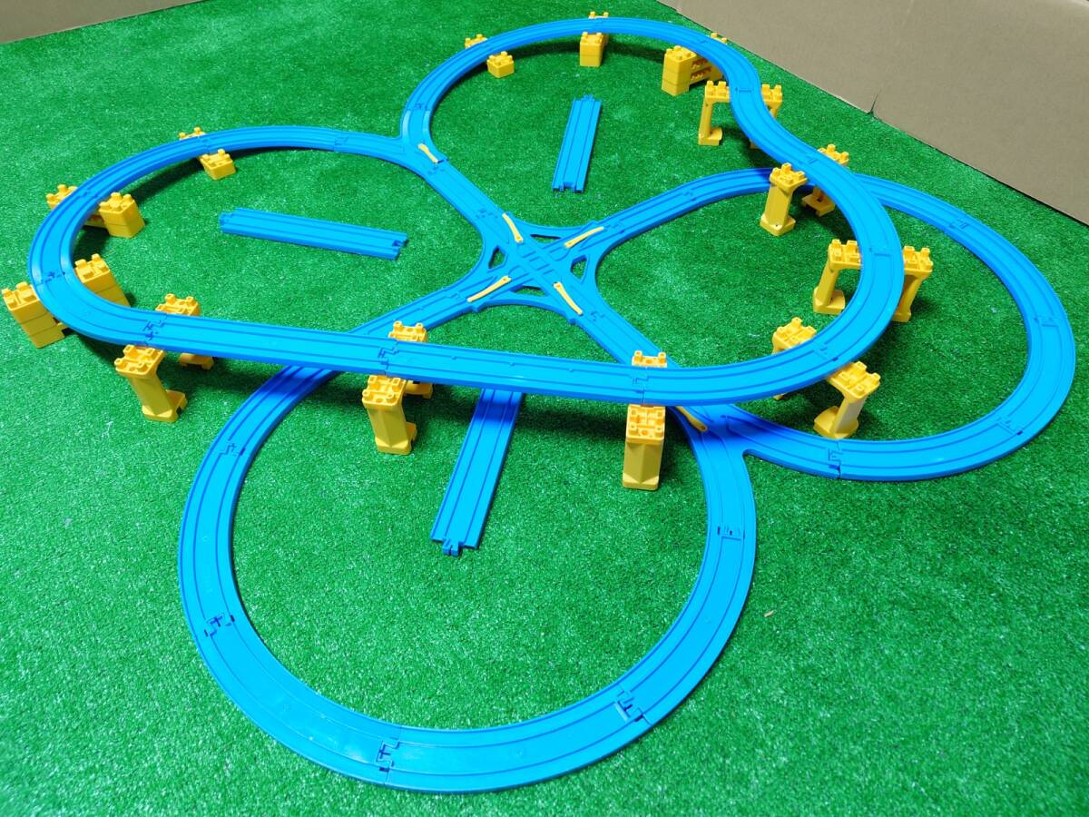 プラレール　クローバー レイアウト　直線レール　1/2直線レール　曲線レール　8の字ポイントレール　交差ポイントレール　ブロック橋脚 _画像3