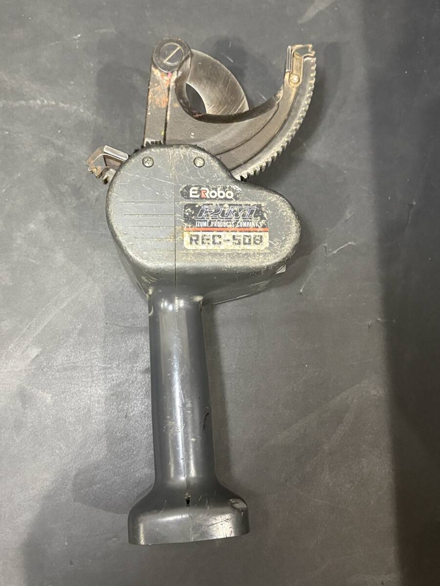 イズミ IZUMI 泉精器 充電式 ケーブルカッター REC-50B 充電器/ケース付き 電動工具 電気工事 配線工事 切断 動作未確認 現状品 AK057100P_画像2