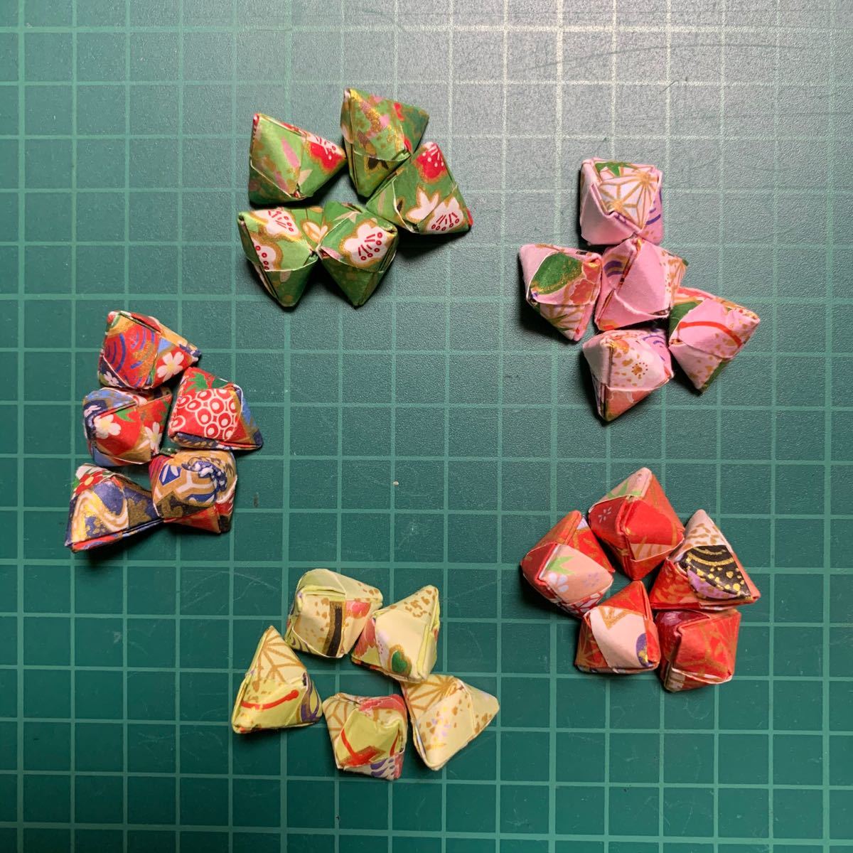 Paypayフリマ 手作り 折り紙 三角くす玉 25個 ハンドメイド お試し価格 Paypayフリマ 手作り 折り紙 三角くす玉 25個 ハンドメイド お試し価格