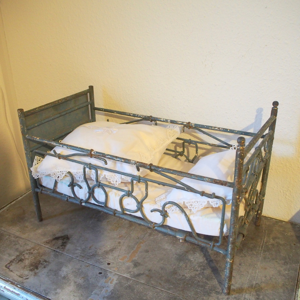 希少 アンティーク フランス メタル製 ベッド 大ぶり ままごと 人形 古い ディスプレイ店舗什器 シャビー ドールベッド ミニチュアシャビー