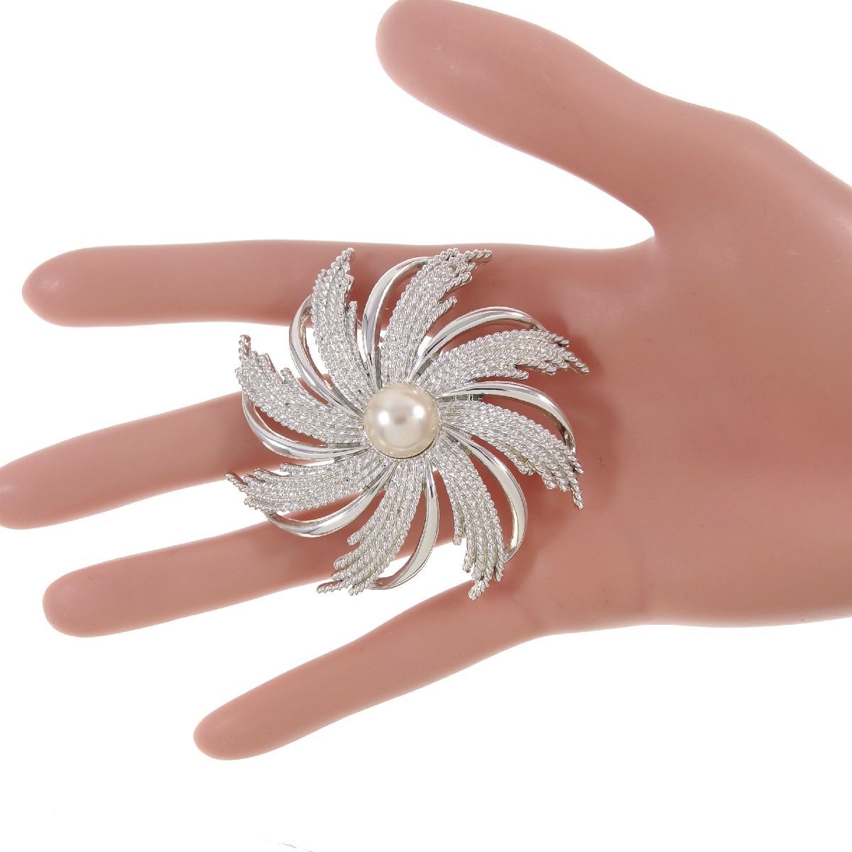 A6671*[SARAH COVENTRY]* SILVERY SUNBURST 1960s * large silver color. flower * fake pearl. decoration * Vintage brooch *