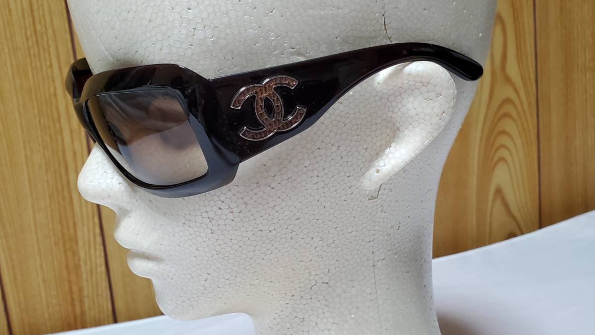 regular good ultra rare Celeb favorite Chanel CHANEL here Mark Logo sunglasses exotic leather style emblem silver dense brown attached have * man and woman use 