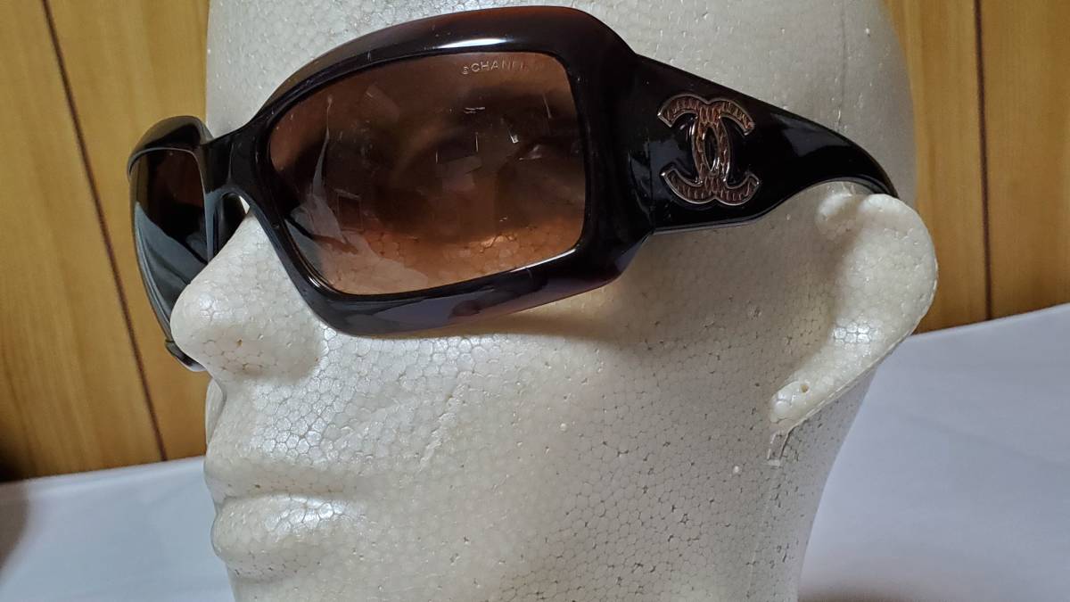  regular good ultra rare Celeb favorite Chanel CHANEL here Mark Logo sunglasses exotic leather style emblem silver dense brown attached have * man and woman use 