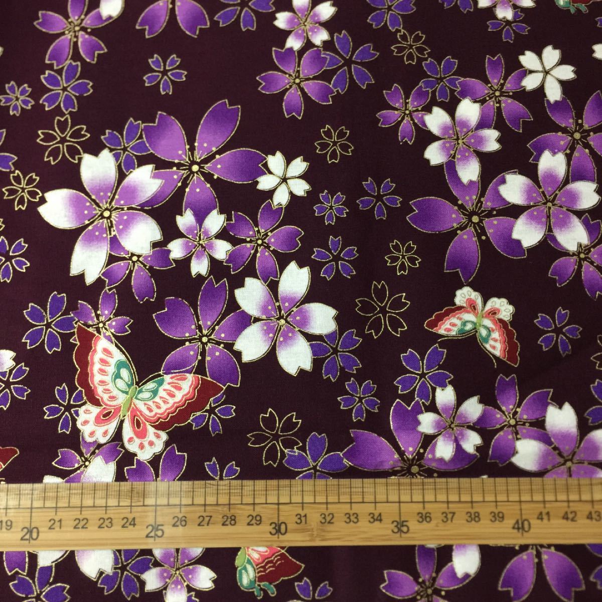 生地 ハギレ 和柄 桜と蝶 花柄 50cm 金糸プリント 紫色