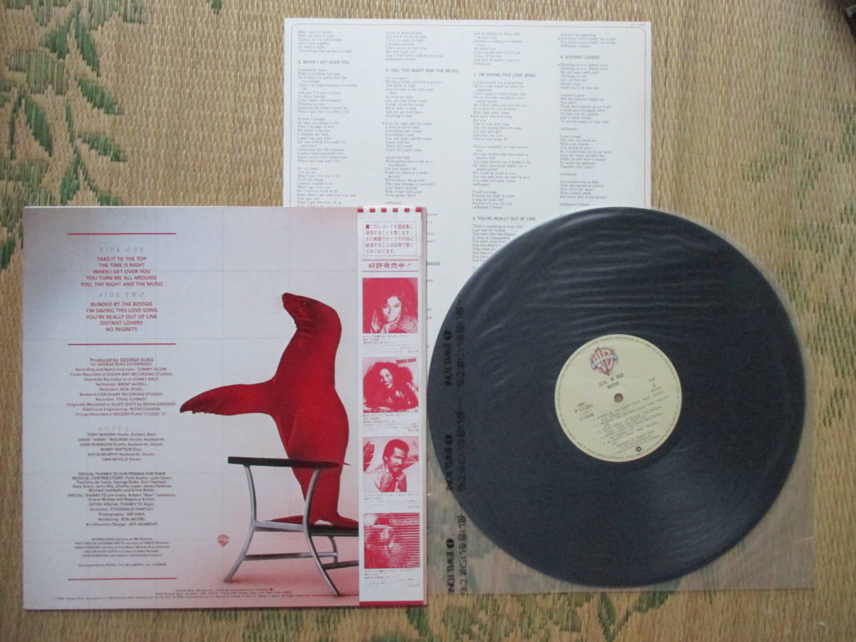 LP Rufus「SEAL IN RED」国内盤 P-11291 帯付き 盤・帯・ジャケットとも綺麗 解説・歌詞に微かな黄ばみの画像2