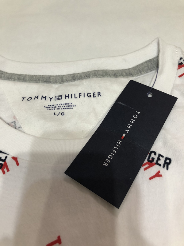 アメリカより直輸入 TOMMY HILFIGER 総柄Tシャツ 白 海外Lサイズ トミーヒルフィガー トミー 送料無料