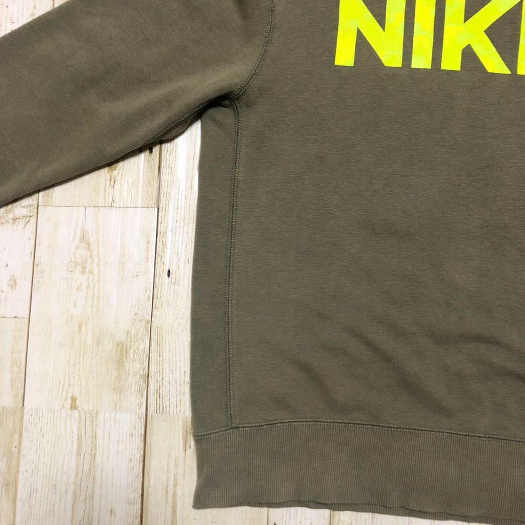 【人気カラー】NIKE ナイキ ビッグプリント 袖ロゴ 刺繍スウッシュ サイドリブ カーキ色 スウェットトレーナー Sサイズ相当 古着