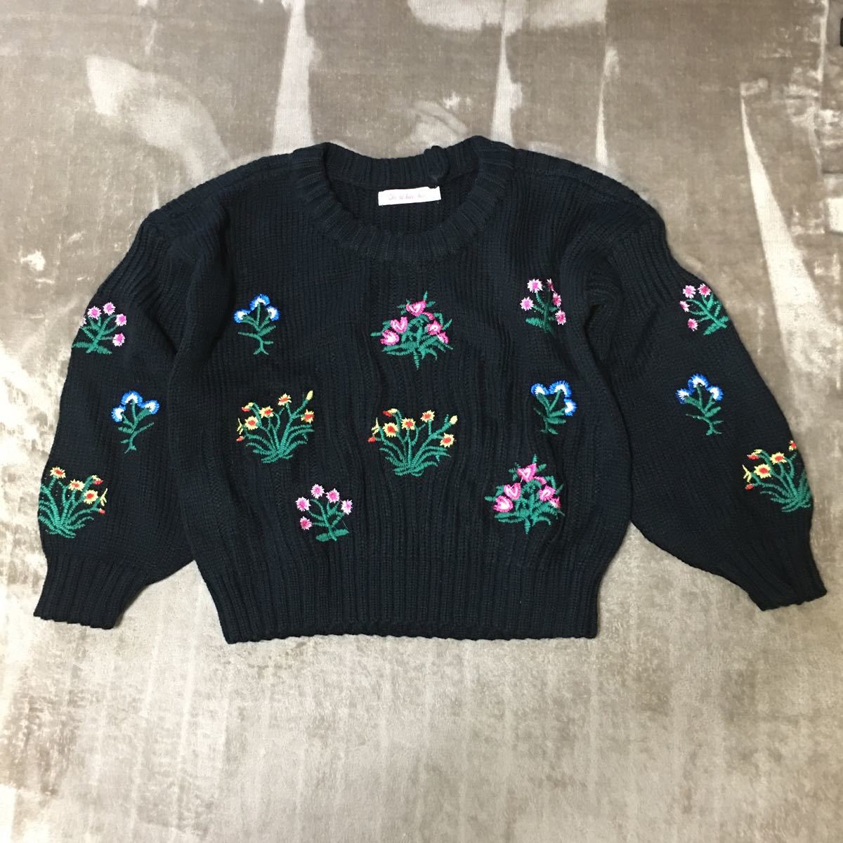 新品 フラワー刺繍ニット セーター 花柄 花刺繍 黒 白 新品 フラワー刺繍ニット セーター 花柄 花刺繍 黒 白