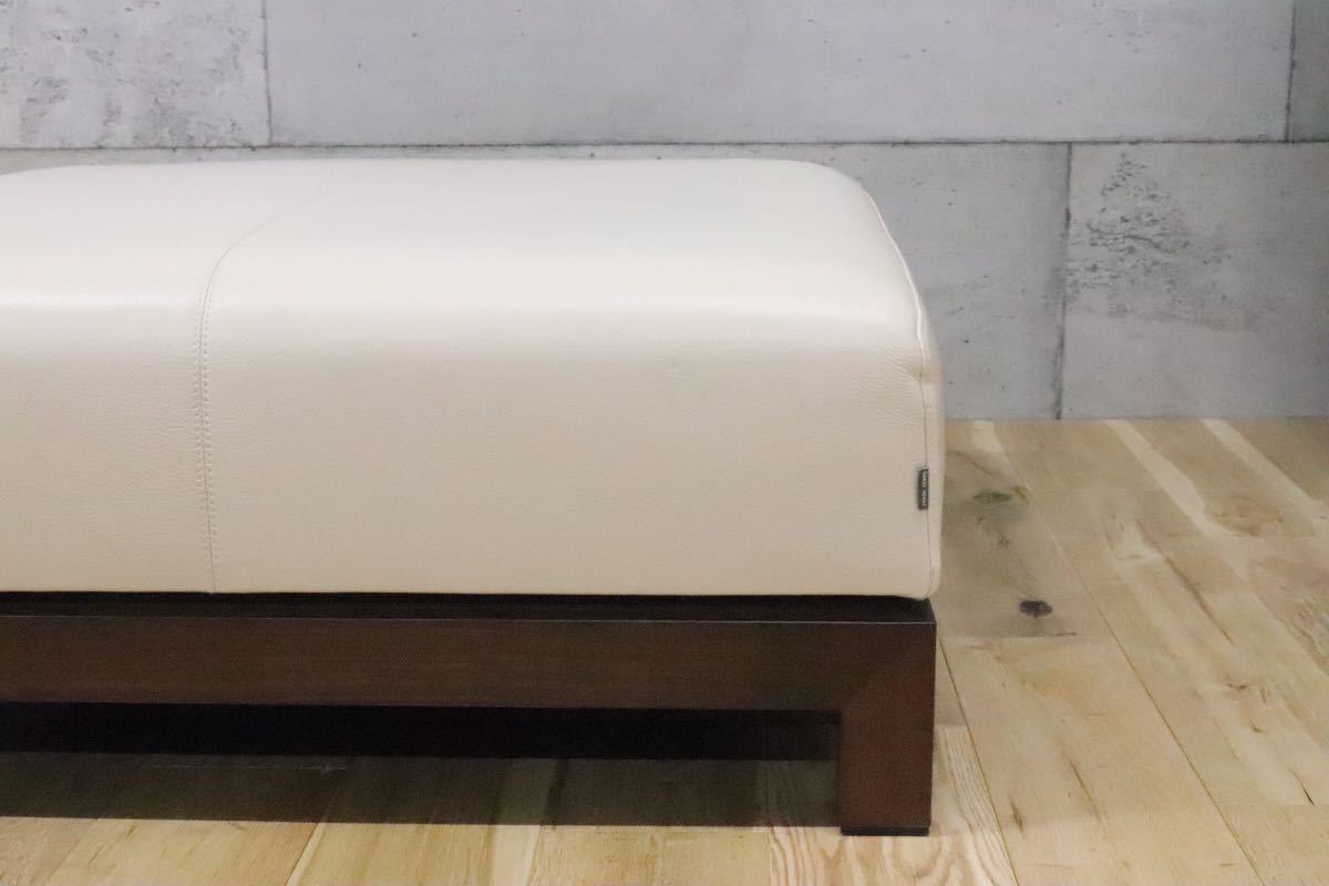 GMDK514○ CONDE HOUSE / カンディハウス tosai LUX リビング オットマン 本革 ウォールナット アイボリー系色 定価約18.7万 展示品_画像3