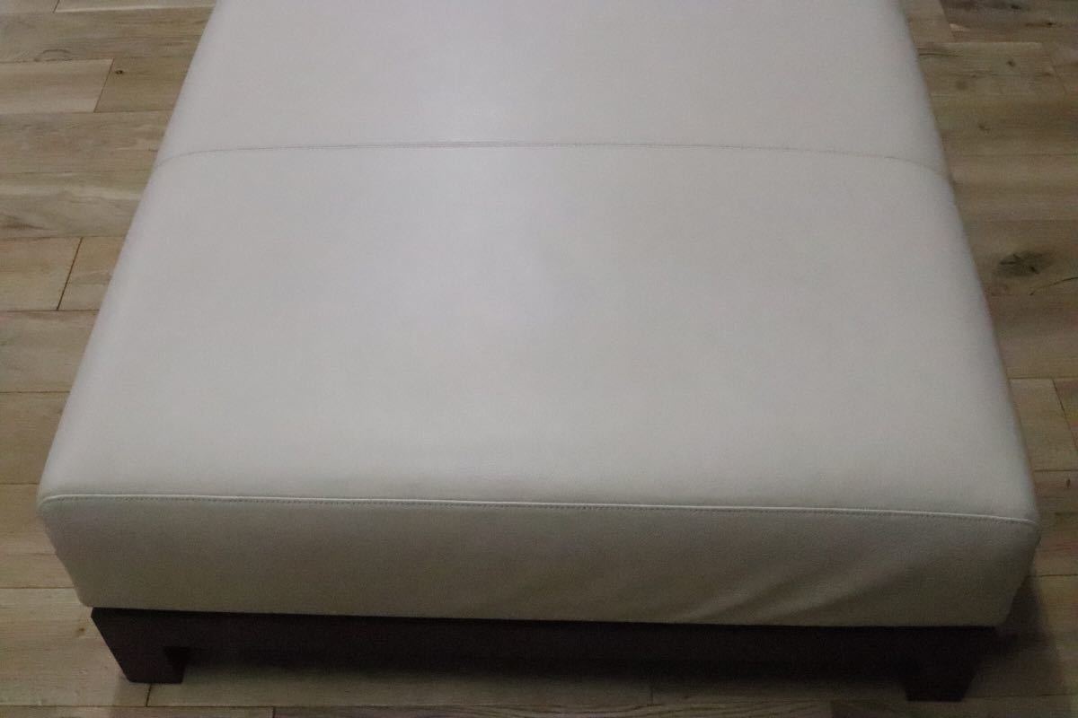 GMDK514○ CONDE HOUSE / カンディハウス tosai LUX リビング オットマン 本革 ウォールナット アイボリー系色 定価約18.7万 展示品_画像9