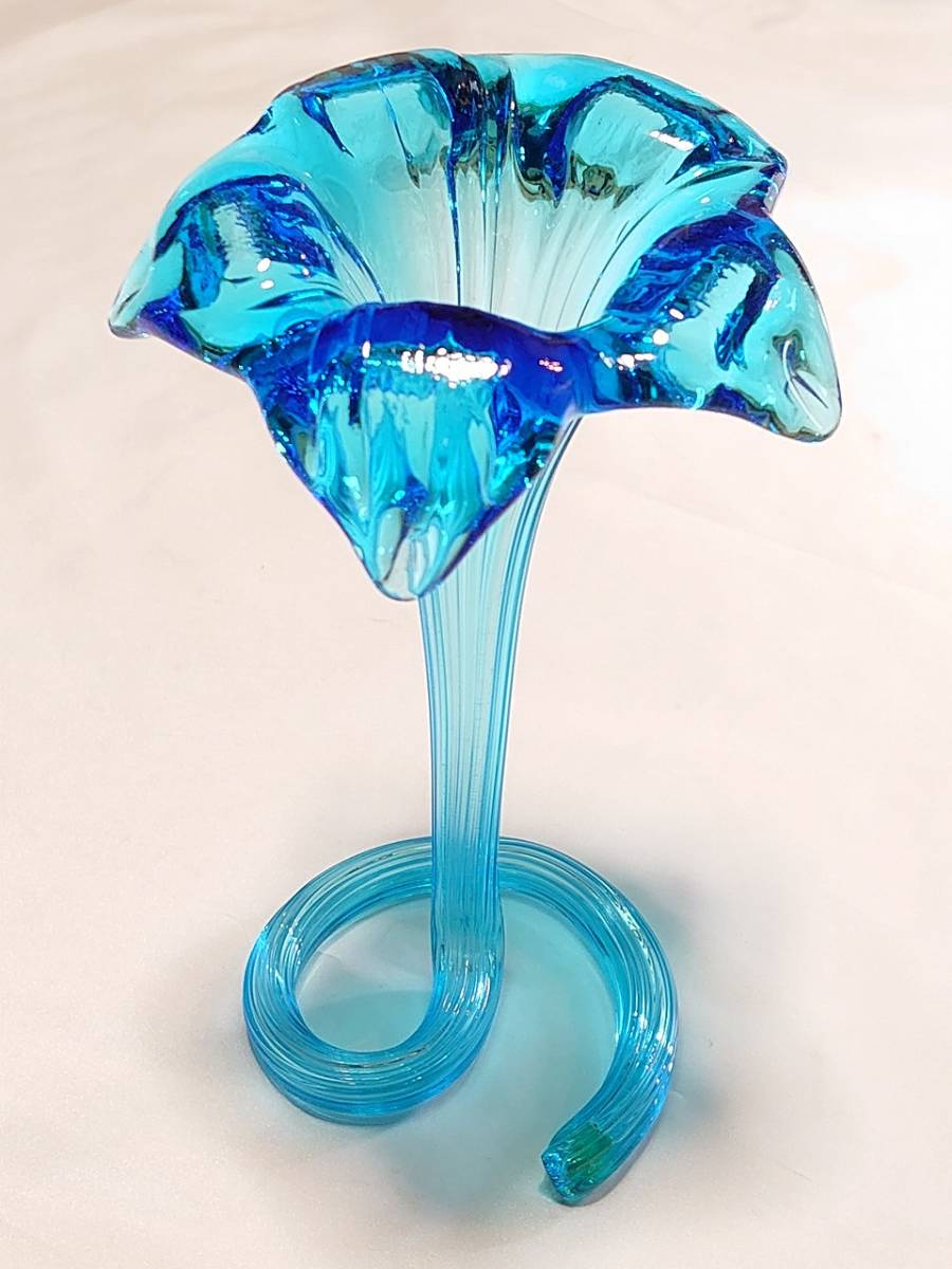 ガラス製 一輪挿し ユリ ブルー 最大幅約11.5cm 高さ約18cm 工芸硝子 花瓶 キレイな花瓶 硝子花瓶 【1904】