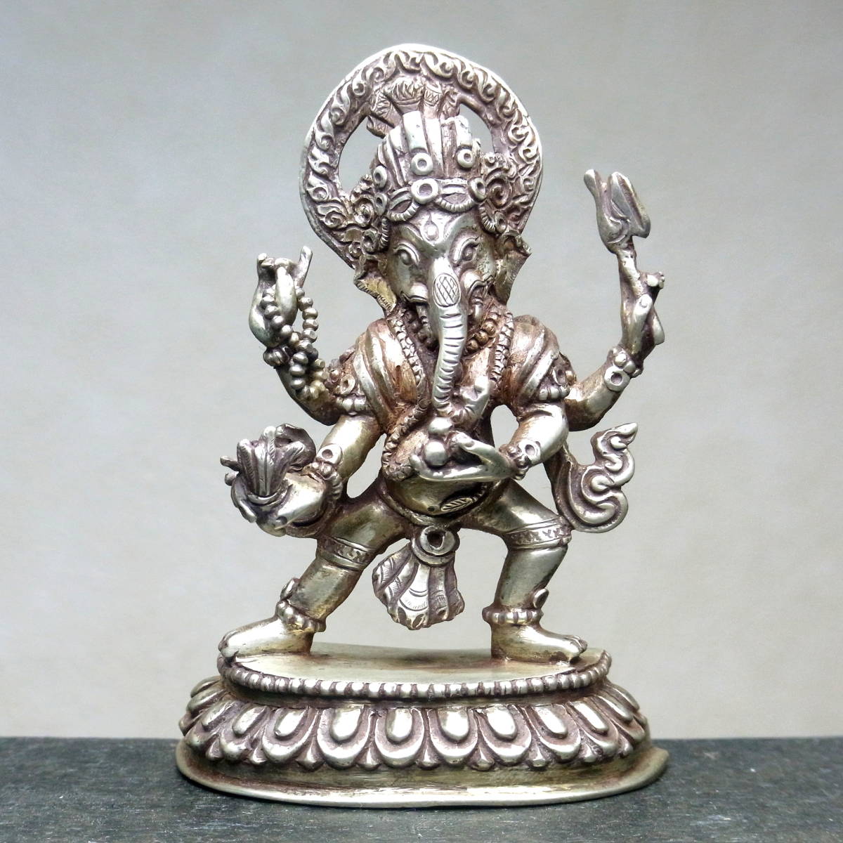 新作モデル インド アンティーク品 銀で作られたガネーシャ像 富と成功 智恵の神様 仏像 Labelians Fr