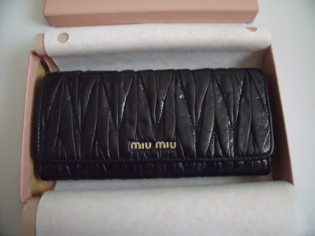 美品 ◆ miumiu ◆ ミュウミュウ ◆ マテラッセ レザー素材 ◆ 長財布 ウォレット ◆ 黒 ブラック系 ◆ 箱付き ◆ レターパック：送料250円