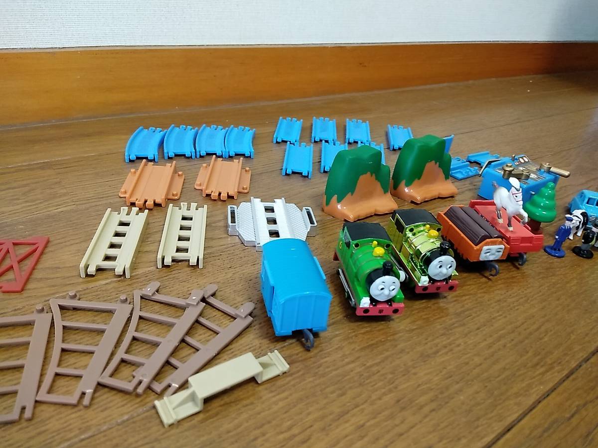 ●USED美品●カプセルプラレール トーマス まとめてセット 運転台 ピカピカメッキパーシー 線路 貨車など ゼンマイ巻き 発車台_画像2