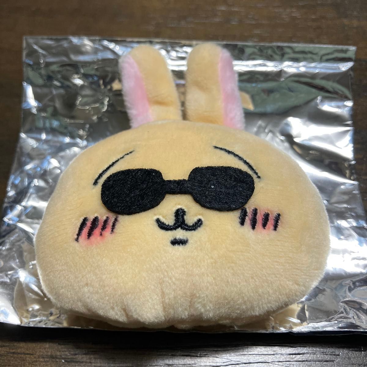ちいかわサングラスと日焼けぬいぐるみバッジ 【非売品】未使用 【激