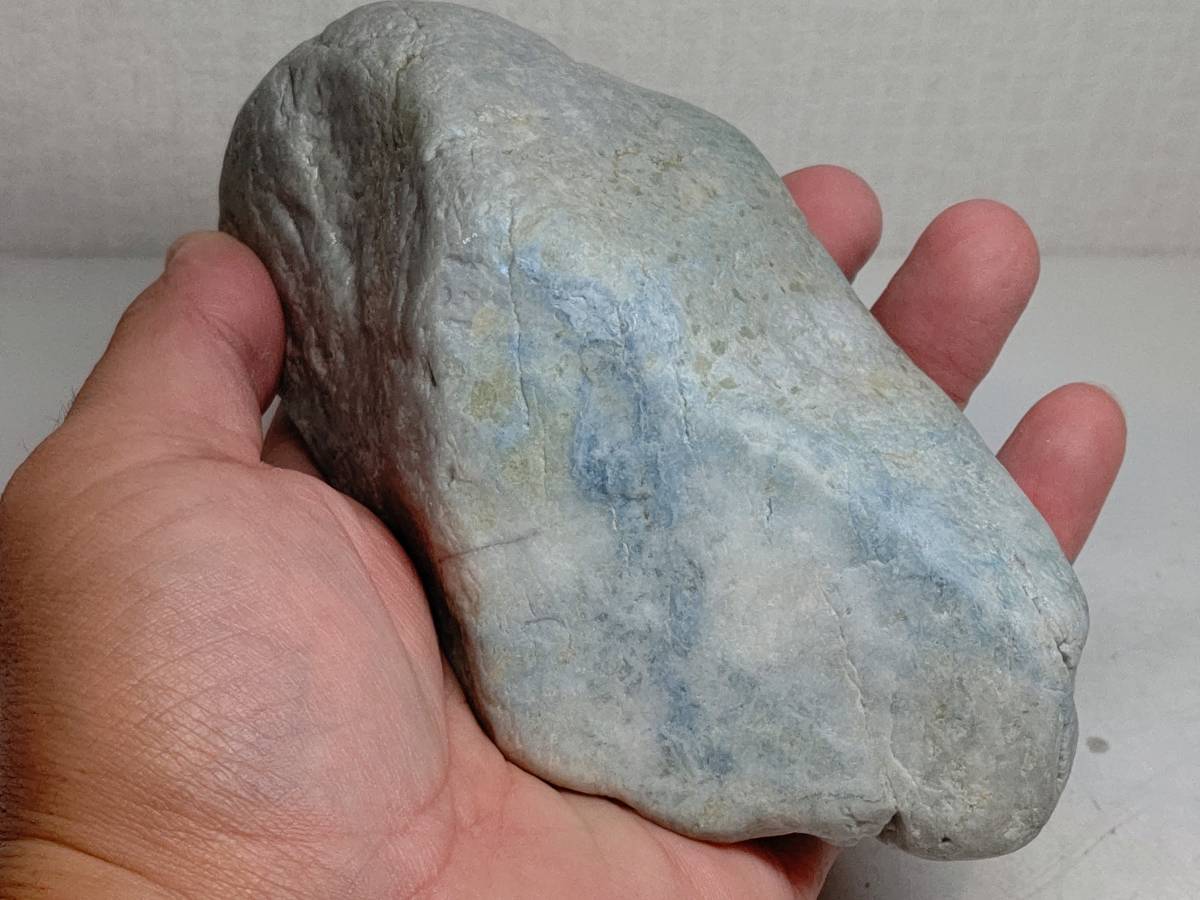 【青脈】 740g 翡翠 原石 ヒスイ 鉱物 鑑賞石 糸魚川 水石 自然石 天然石 誕生石 置物 金運
