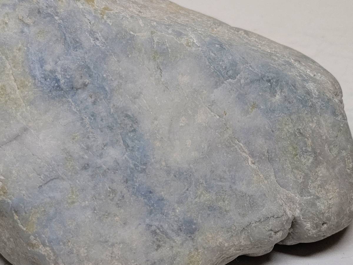 【青脈】 740g 翡翠 原石 ヒスイ 鉱物 鑑賞石 糸魚川 水石 自然石 天然石 誕生石 置物 金運