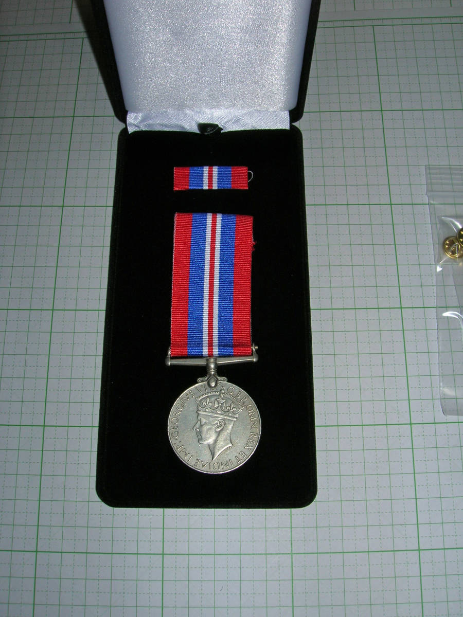 レア物！英国勲章・The War Medal 19391945 (United Kingdom) 実物中古良品・１点物メダルセット・(リボン/略綬/ ケース付) C