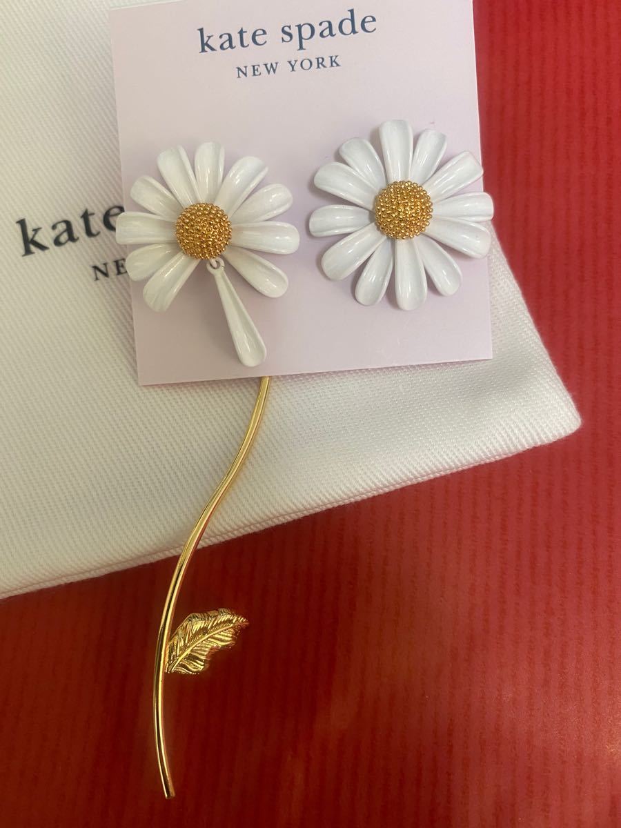 新品、未使用 ケイトスペード katespade デイジー花ピアス 巾着付き