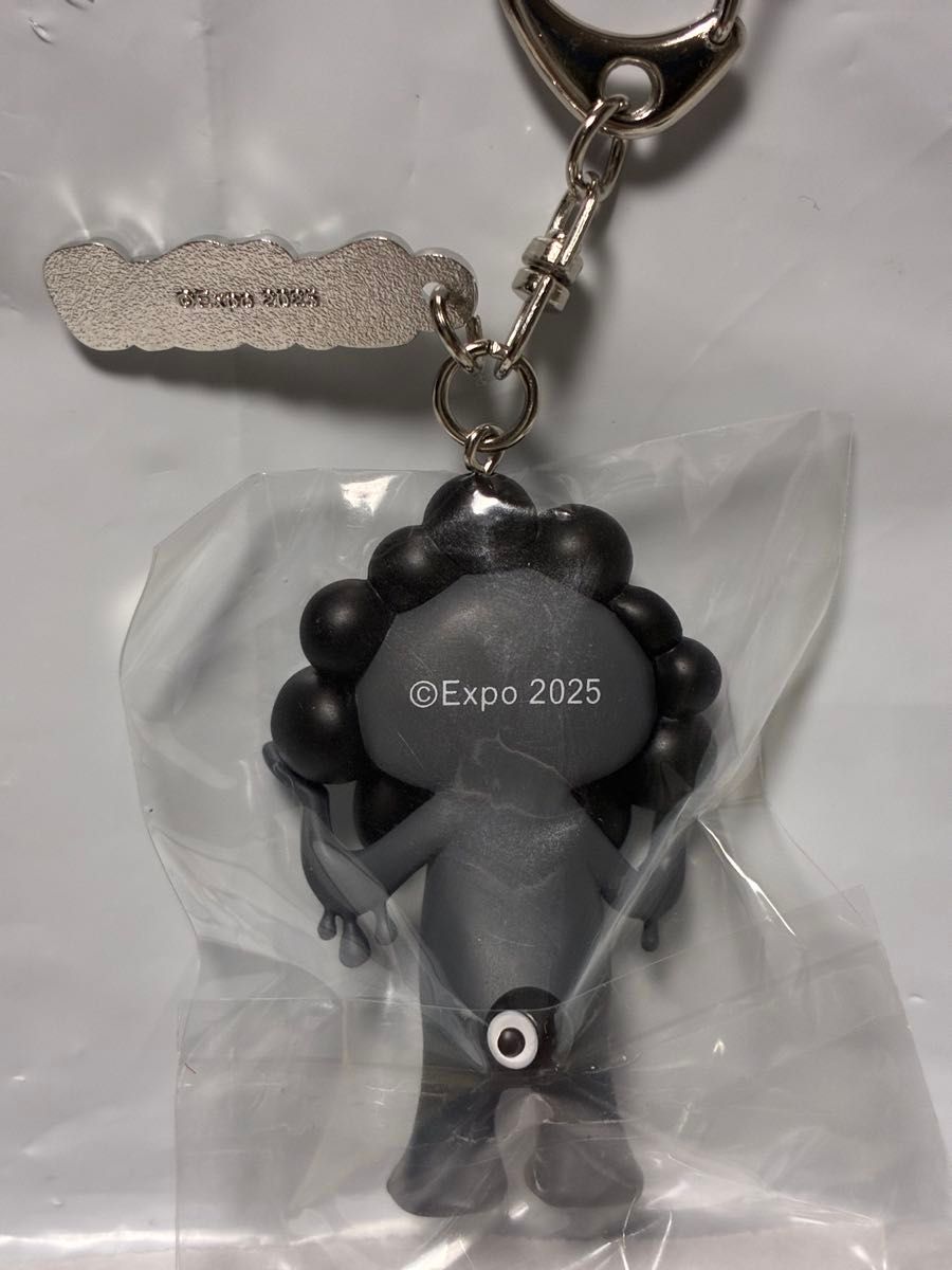 黒ミャクミャク立体PVCキーホルダー 黒ミャクネームプレート付き