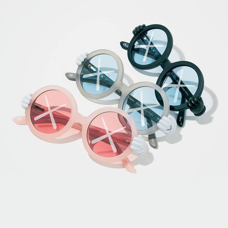 新品 KAWS カウズ サングラス 眼鏡 3色セット コラボ SONS + DAUGHTERS サンドーター 黒 ピンク グレー フィギュア 人形 ベアブリック