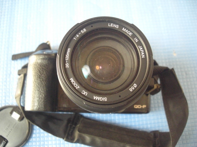 CanonキヤノンEOS 1000 S：QD-P レンズSIGMA uc　ZOOM35－135mm　１：4－5.6 作動未確認　一眼レフ　フィルムカメラ_画像2