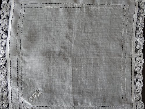 Grace アンティーク フランス　20世紀初頭 ボーヴェ刺繍＆ヴァランシエンヌレースのハンカチ 2枚セット_画像6