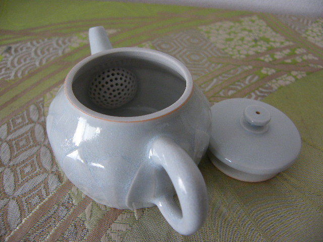  prompt decision . increase one male work white porcelain lotus .. tea . small teapot unused long-term storage 