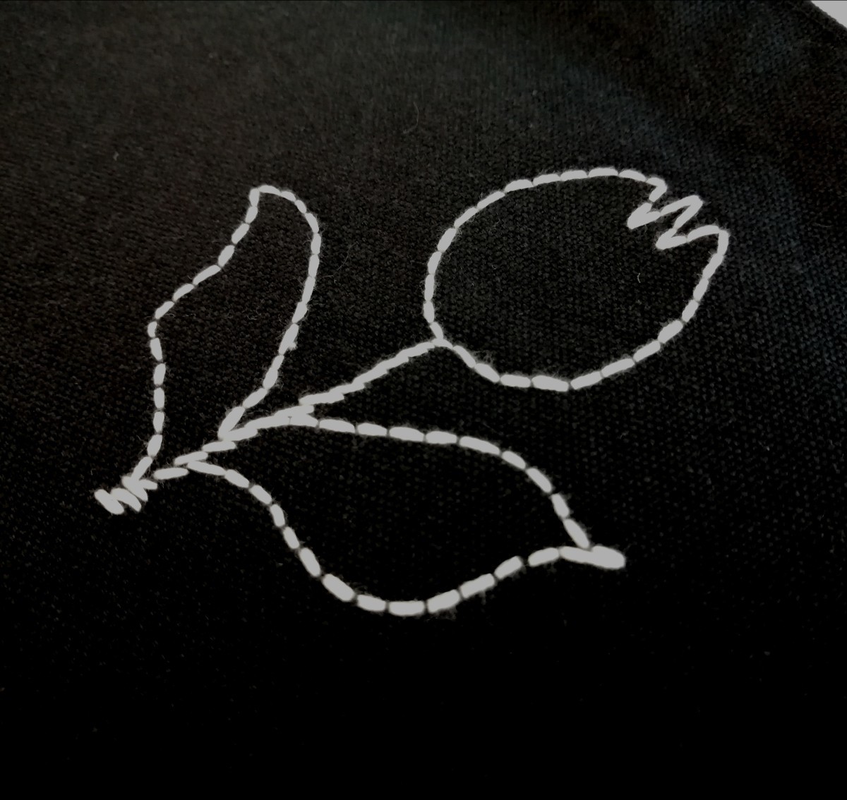 かわいい手刺繍の白いチューリップ　ミニトートバッグ　ネイビー　帆布　コットン　手提げ　ランチバッグ　ハンドメイド　