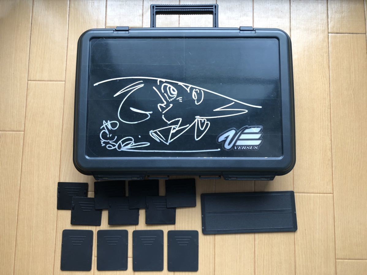  ultra rare! Yaguchi height male autograph! Tsurikichi Sanpei autographed Meiho VERSUS tackle box VS3060 Versus Akira . chemical industry made in Japan 