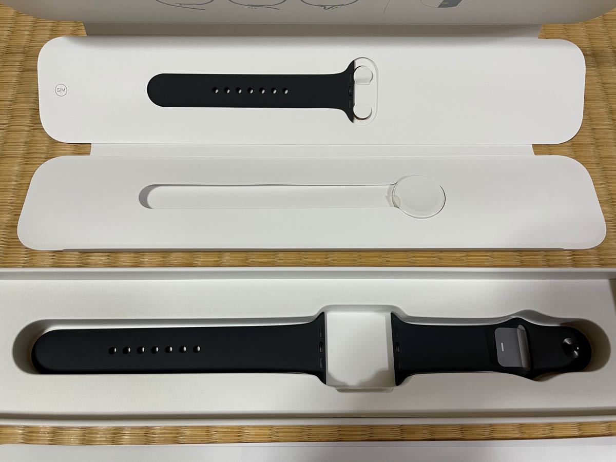 apple watch 3 の付属品です。※時計本体はありません。42mmバンドと充電ケーブルです。