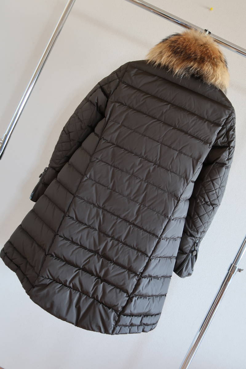 モンクレールSacai 超美品 MAYUKOファー付 ロング ダウン モンクレールSacai 超美品 MAYUKOファー付 ロング ダウン