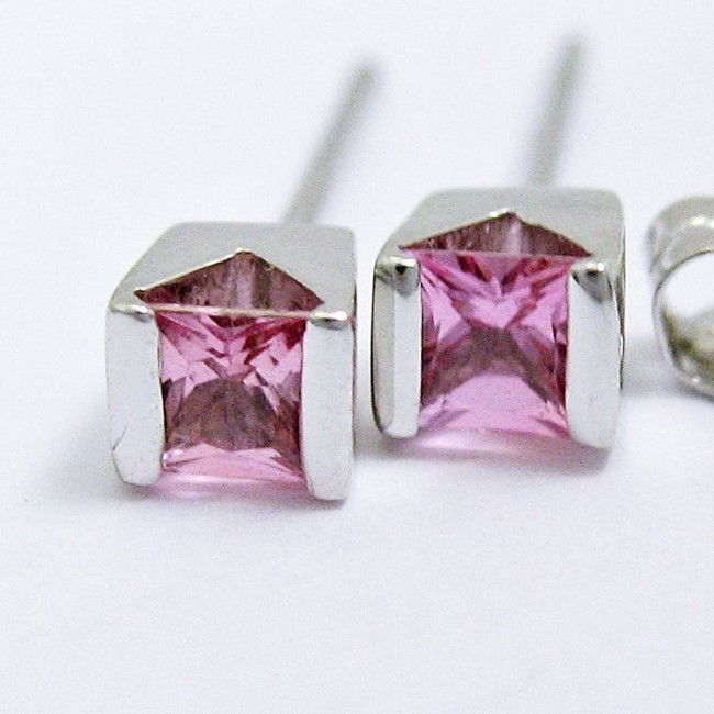 堅実な究極の Pt900 ☆ピアス サファイア 0.133ct/0.123ct 9月誕生石