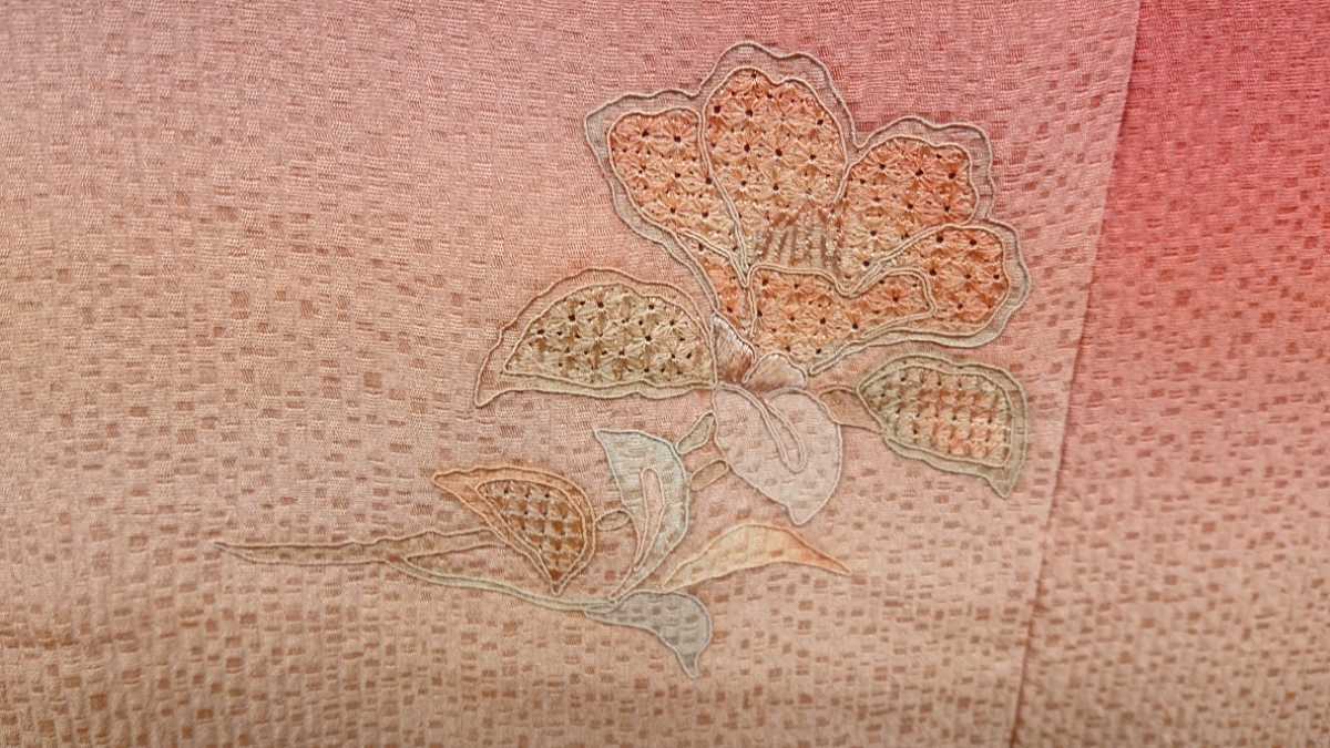 新品 道行コート 汕頭刺繍 53 サーモンピンク系 未使用 未仕立 絹 正絹 段ボカシ 留袖 色留袖 訪問着 附下げ 無地等のお着物に リメイク　_画像9