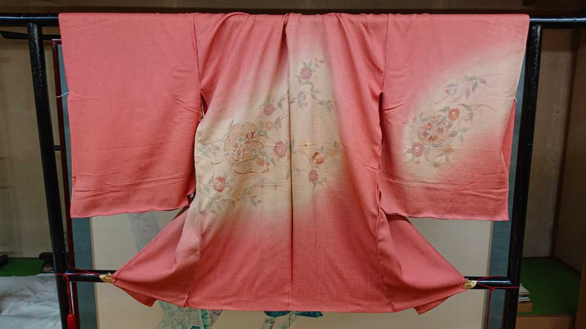 新品 道行コート 汕頭刺繍 54 サーモンピンク系 鏡裏華唐草文様 未使用 未仕立 絹 正絹 留袖 色留袖 訪問着 附下げ 無地等のお着物に