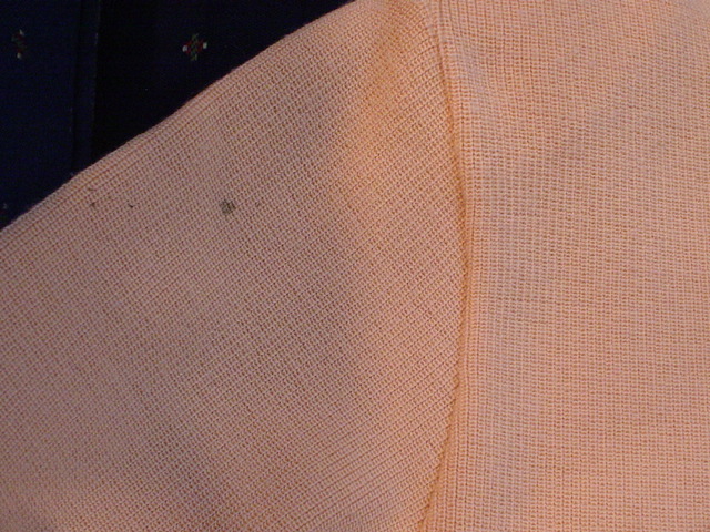 モードロアール ニット セーター 長袖 クルーネック サーモンピンク 肩パッド入り 汚れあり クリーニング済 中古品_画像5