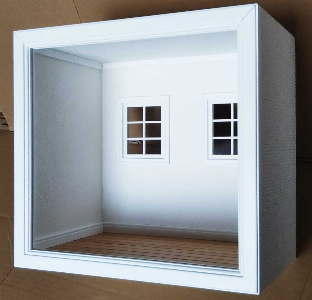 新作グッ 窓付き人形ケース（白色中型）ドールハウス2 ドールハウス