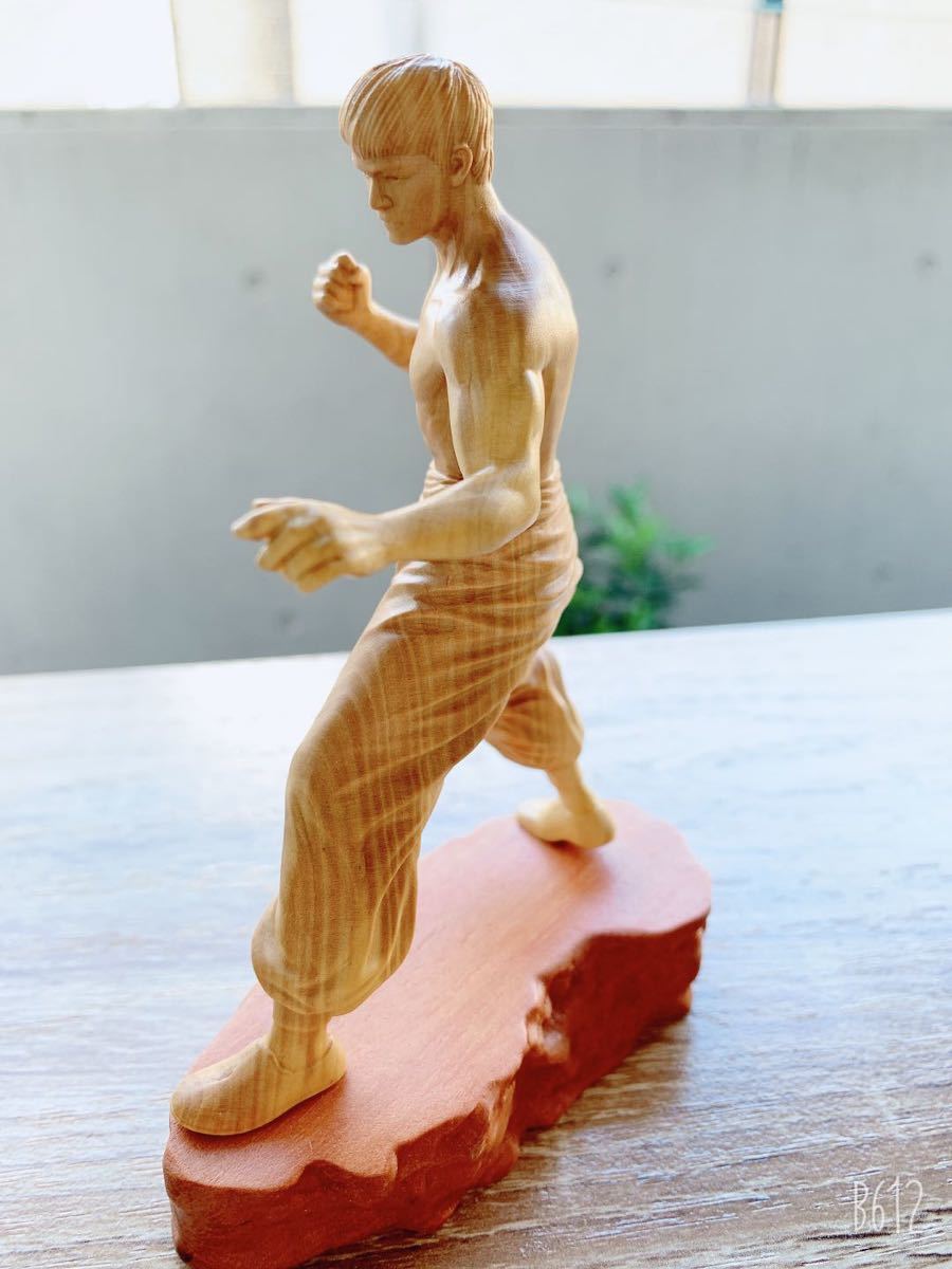 ブルース・リー 木彫 フィギュア 木製彫刻 手彫り 木造 置物 高さ12.5cm 【値下げ相談可】