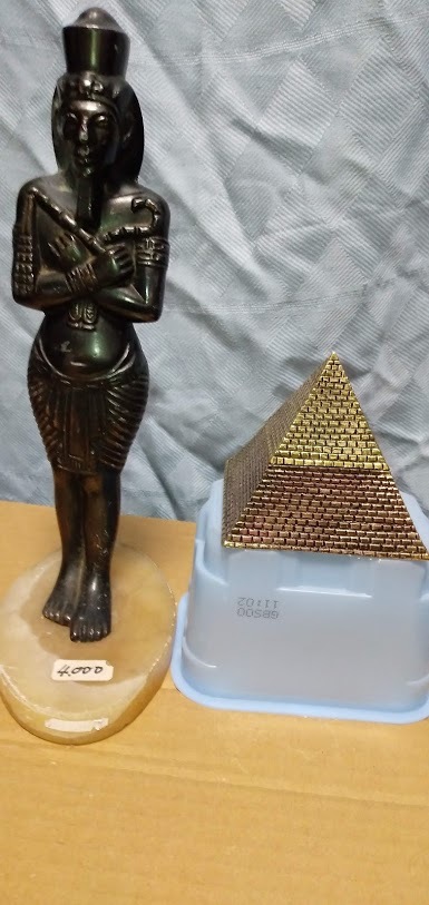 ＜珍＞古代エジプト　ラムセス2世 偉大なるファラオの像（ブロン・土台大理石）とピラミド　_画像1