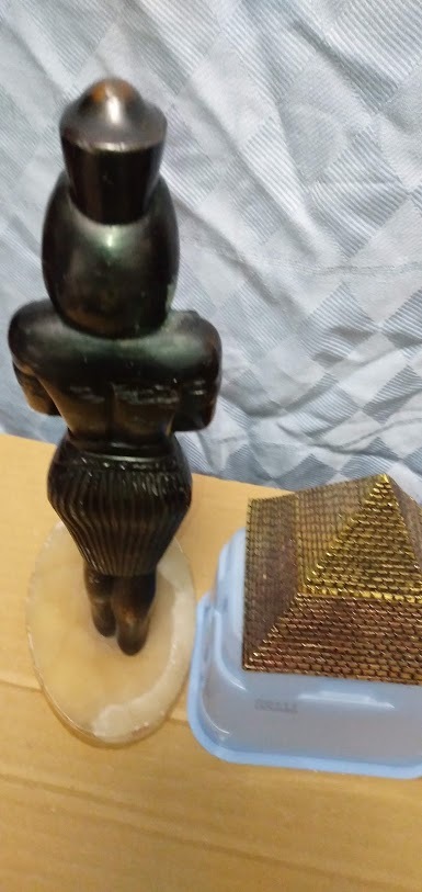 ＜珍＞古代エジプト　ラムセス2世 偉大なるファラオの像（ブロン・土台大理石）とピラミド　_画像3