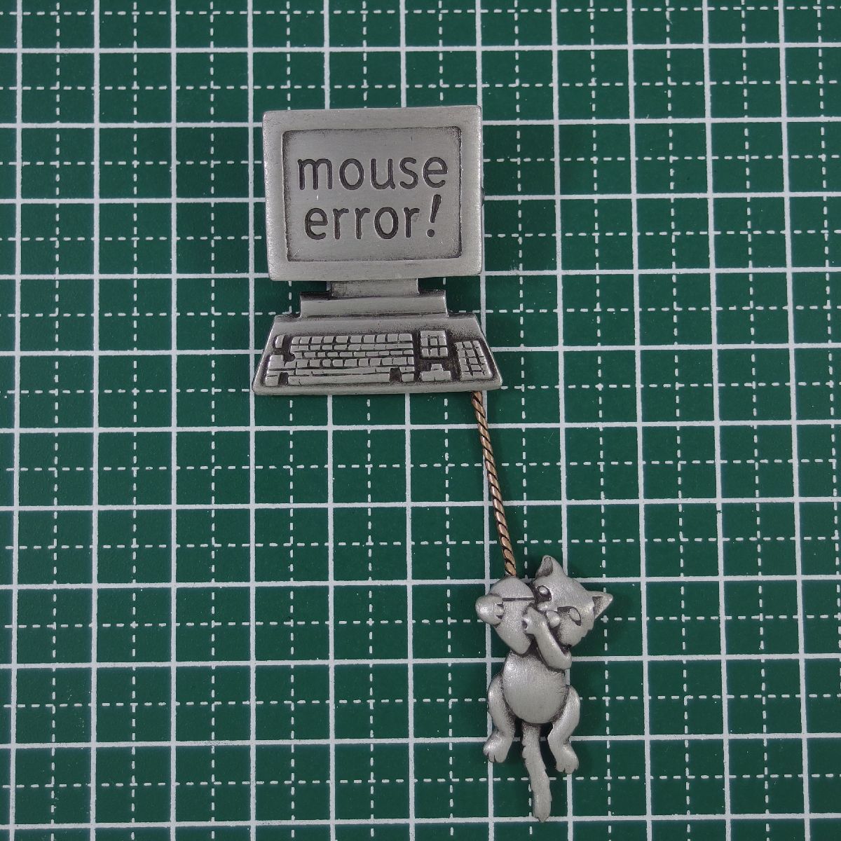 A6735◆【JJ】◆ mouse error! * パソコンのマウスにぶら下がるネコ ◆ ピューター製 ◆ ヴィンテージブローチ ◆_画像6