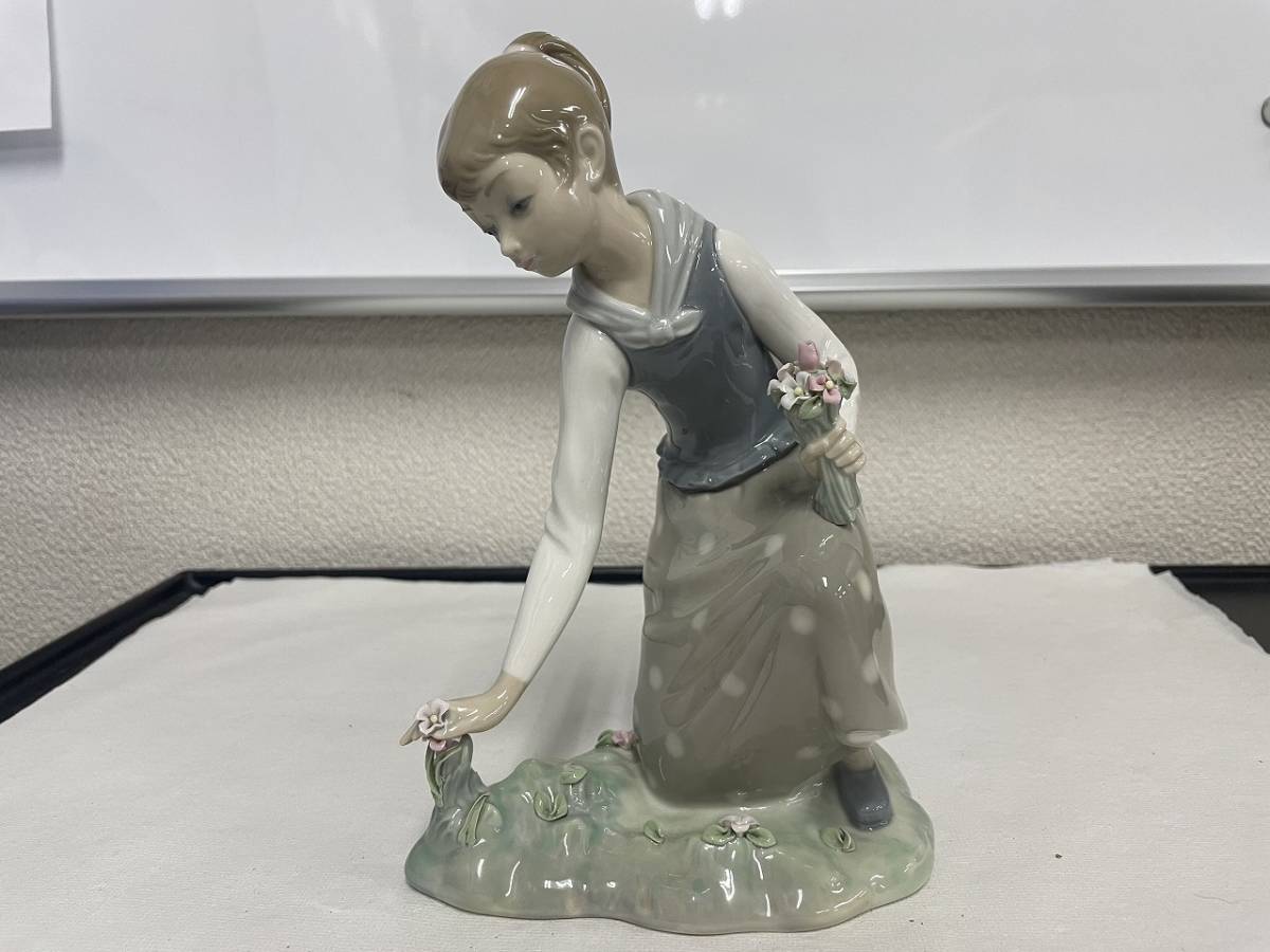 ヤフオク! - □LLADRO/リヤドロ□花を持った少女□花を摘む女の子□...