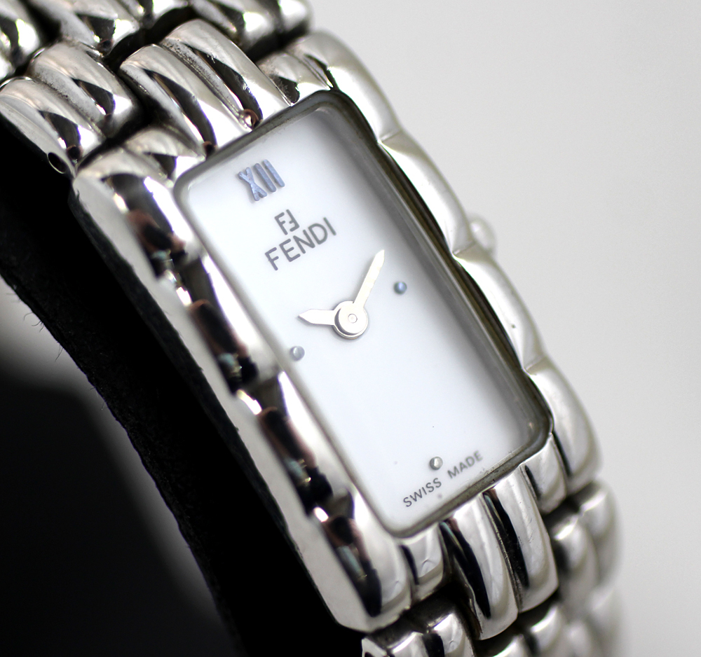 数々の賞を受賞 フェンディ ホワイト文字盤 スクエア 腕時計 660L