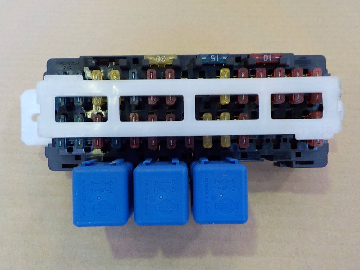 セドリック　グロリア　VY30　ヒューズボックス　リレー　室内用　運転席側　右下　PF200-30000　H7年　82461km_画像1