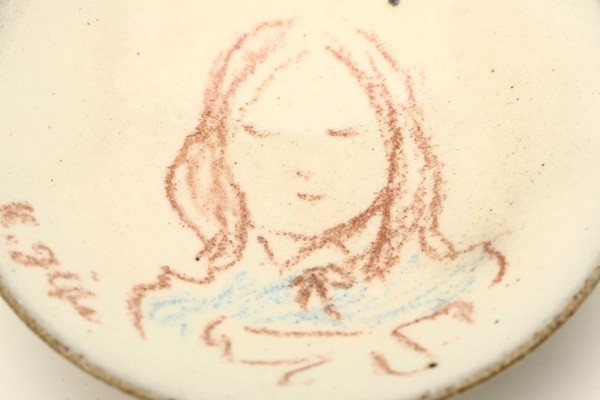 3246r sculpture house . guarantee .. hand . young lady map . plate small B012