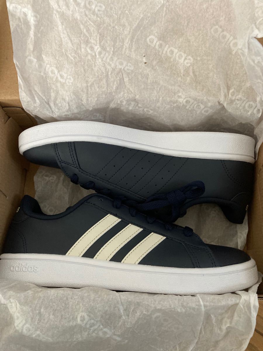 adidas スニーカー　23.5 adidas