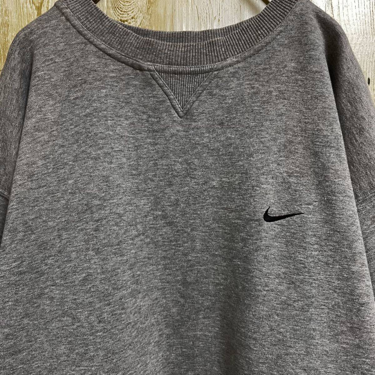 【人気・定番】NIKE ナイキ ワンポイント 刺繍ロゴ スウッシュ Vガゼット 太アーム ビッグシルエット XL スウェットトレーナー グレー 古着